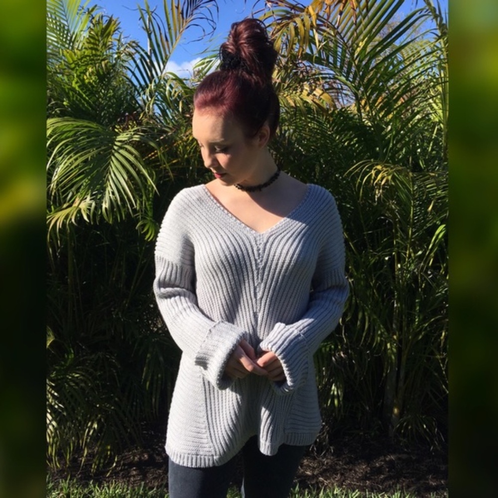 V-Neck Ribbed Oversized Sweater - Picture 3 of 6